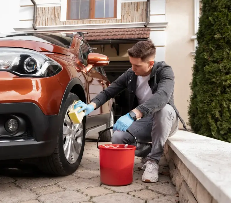 Lavage auto à domicile Les Grandes-Ventes : professionnel intervenant sur un véhicule